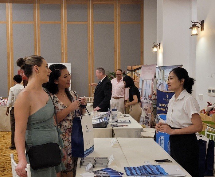 Các doanh nghiệp lữ hành Australia trao đổi dịch vụ với doanh nghiệp du lịch Nha Trang tại chương trình B2B.